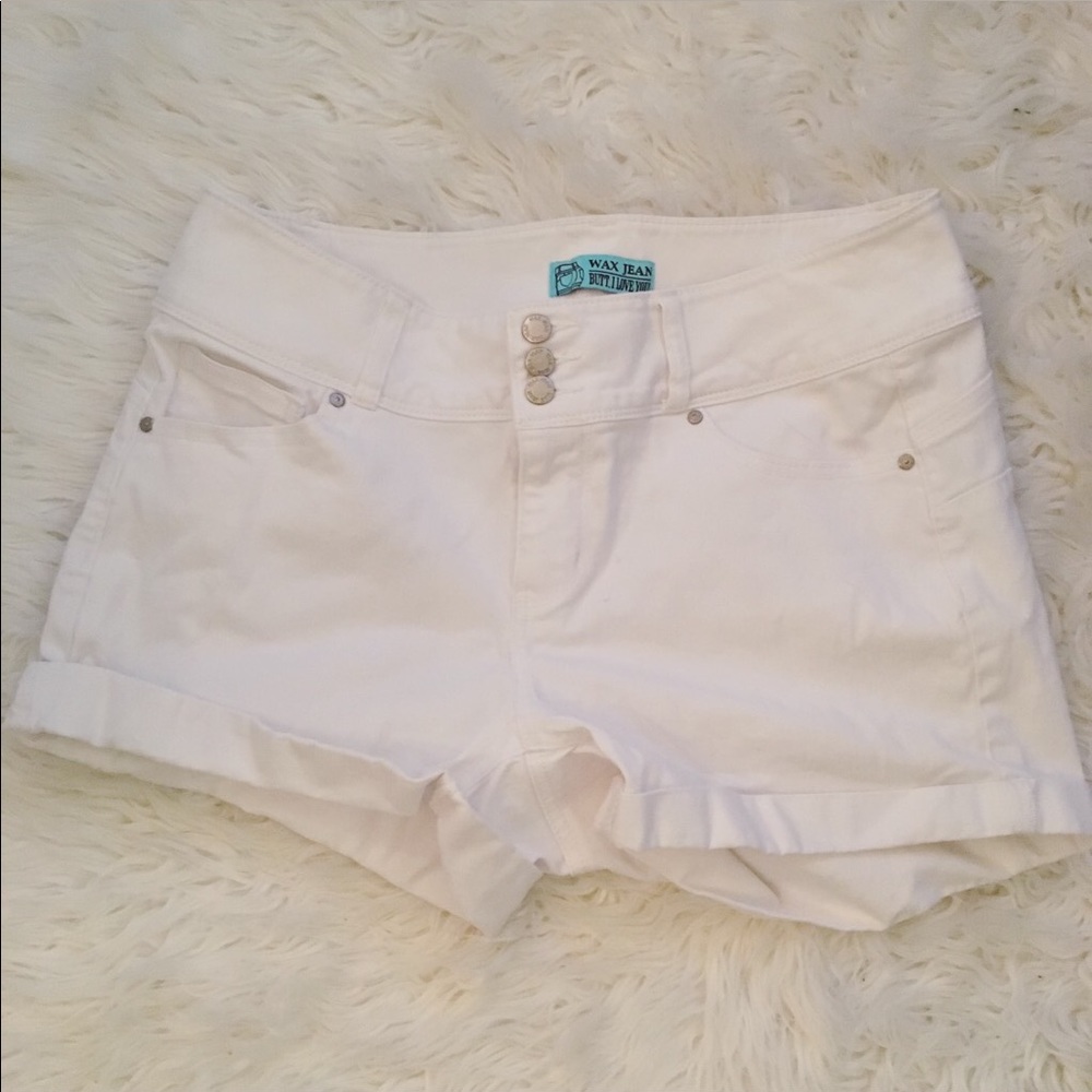 ✨ White shorts